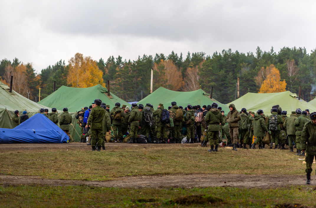Фото В Новосибирске родственники мобилизованных приехали на свидание с бойцами: 15 пронзительных кадров 18 - Сиб.ФМ Фото В Новосибирске родственники мобилизованных приехали на свидание с бойцами: 15 пронзительных кадров 18